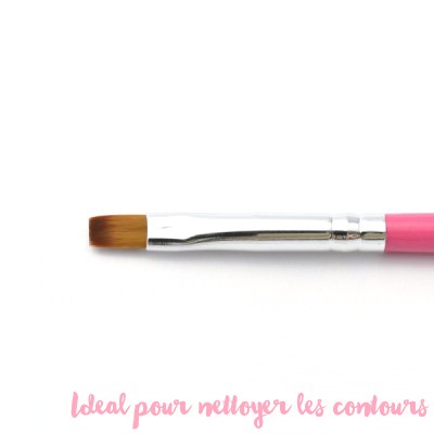 Pinceau plat (idéal pour nettoyer les contours)